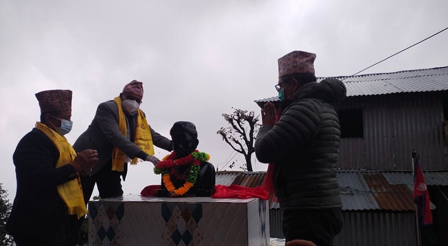 धादिङमा कवि सुवानन्द दासको मूर्ति अनावरण